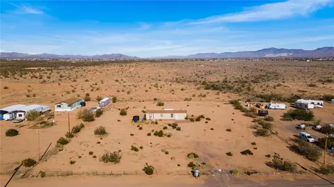 6345 W Willcox Dr, Golden Valley, AZ 86413
