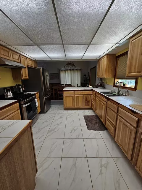 Kitchen - 10664 E Austin Loop, Kingman, AZ 86401 photo 2 of 3