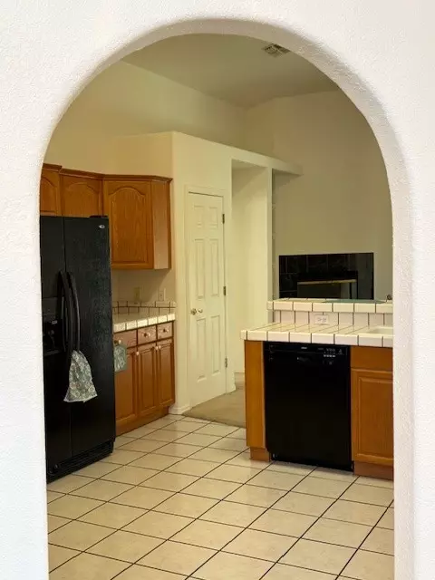 Kitchen - 7024 E Stetson Dr, Kingman, AZ 86401 photo 3 of 4