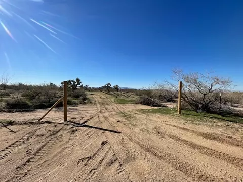 8 E Mary Dr, Yucca, AZ 86438