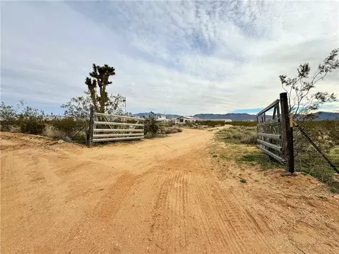 6766 N Stewart Mountain Rd, Golden Valley, AZ 86413