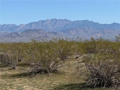 12131 S Tombstone Trl, Golden Valley, AZ 86413