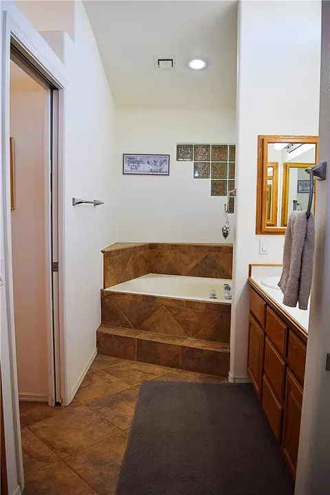 Bath - 7560 E Cayuse Dr, Kingman, AZ 86401 photo 3 of 6
