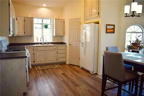 Kitchen - 7560 E Cayuse Dr, Kingman, AZ 86401 photo 3 of 5