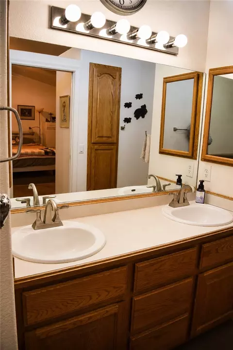 Bath - 7560 E Cayuse Dr, Kingman, AZ 86401 photo 1 of 6