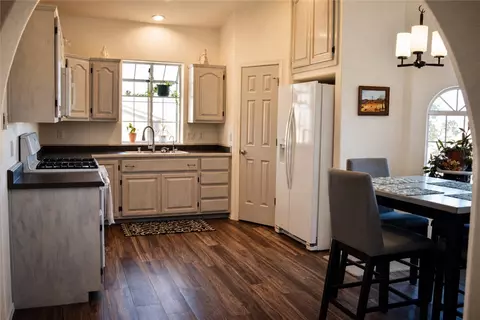 Kitchen - 7560 E Cayuse Dr, Kingman, AZ 86401 photo 2 of 5
