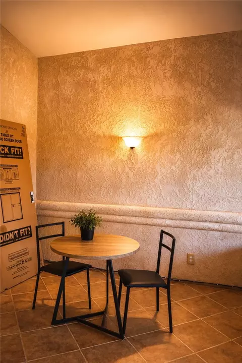 Dining - 7560 E Cayuse Dr, Kingman, AZ 86401 photo 2 of 2
