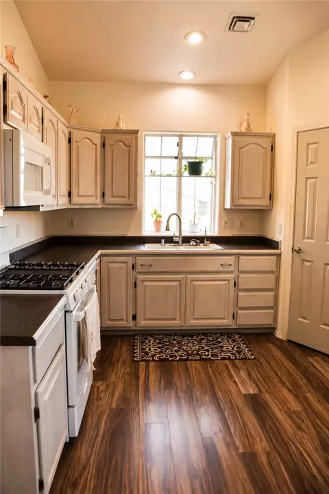 Kitchen - 7560 E Cayuse Dr, Kingman, AZ 86401 photo 1 of 5