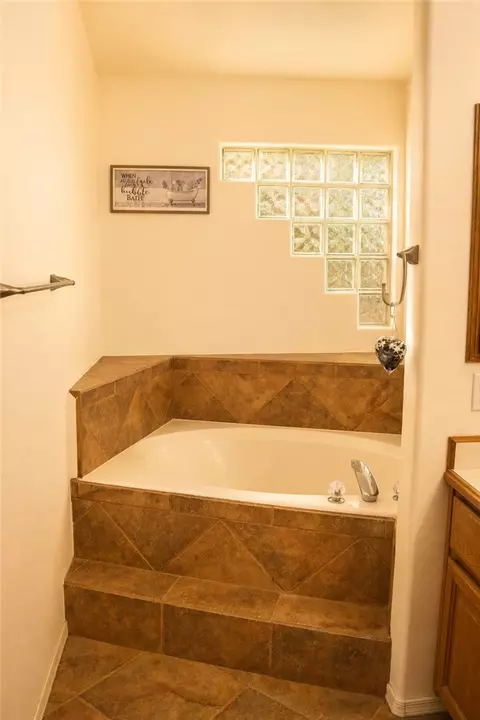 Bath - 7560 E Cayuse Dr, Kingman, AZ 86401 photo 5 of 6