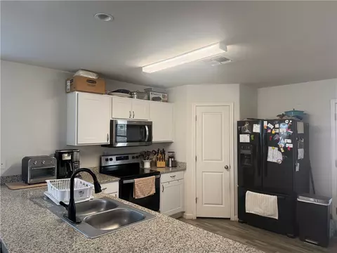 Kitchen - 3635 E Koval Dr, Kingman, AZ 86409 photo 3 of 4