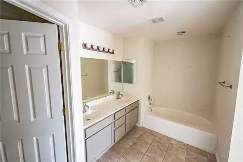 Bath - 3952 E Packard Ave, Kingman, AZ 86409 photo 2 of 3