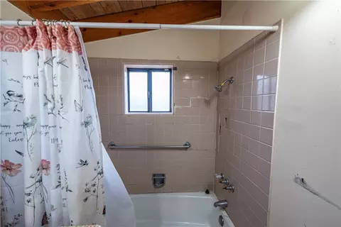 Bath - 1405 E Devlin Ave, Kingman, AZ 86409 photo 3 of 4