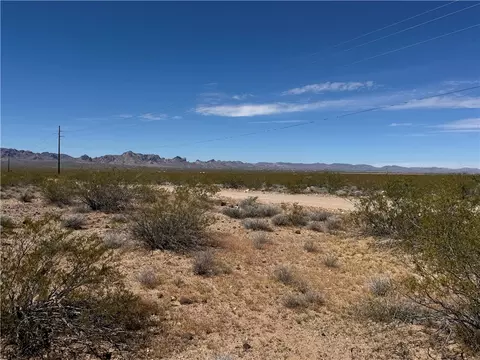 8005 Aquarius Dr # A, Golden Valley, AZ 86413