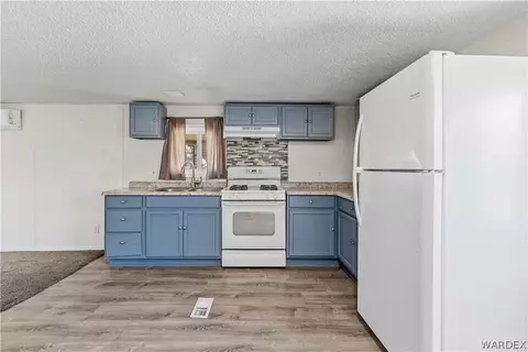 Kitchen - 2490 E Suffock Ave, Kingman, AZ 86409 photo 2 of 2