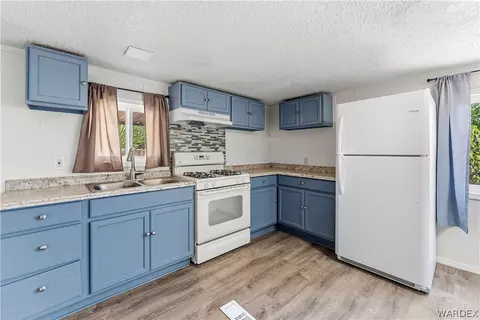 Kitchen - 2490 E Suffock Ave, Kingman, AZ 86409 photo 1 of 2
