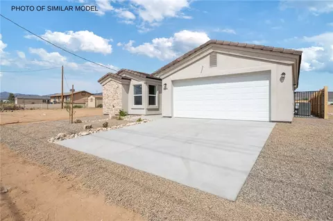 5875 W Burro Dr, Golden Valley, AZ 86413