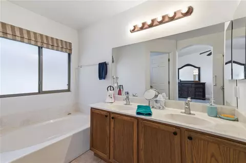Bath - 3977 E Packard Ave, Kingman, AZ 86409 photo 2 of 3