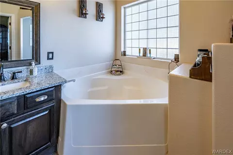 Bath - 1163 E Cactus Valley Dr, Kingman, AZ 86409 photo 2 of 3