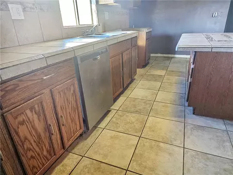 Kitchen - 3595 E Warbler Ln, Kingman, AZ 86409 photo 3 of 3