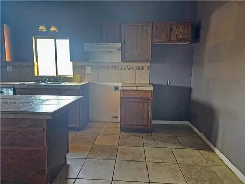 Kitchen - 3595 E Warbler Ln, Kingman, AZ 86409 photo 1 of 3