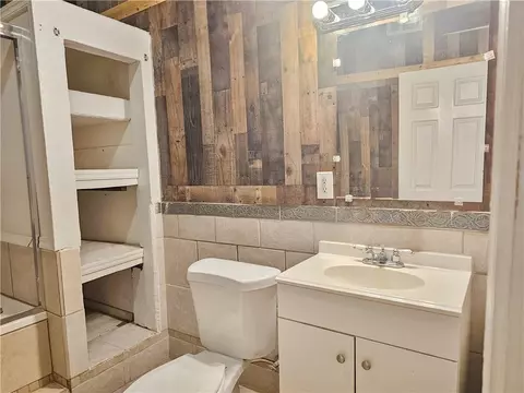 Bath - 3595 E Warbler Ln, Kingman, AZ 86409 photo 1 of 2