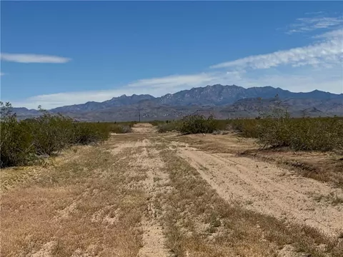 5043 Encanto Dr, Golden Valley, AZ 86413