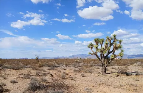 207-17 166a Cherry Rd, Yucca, AZ 86438