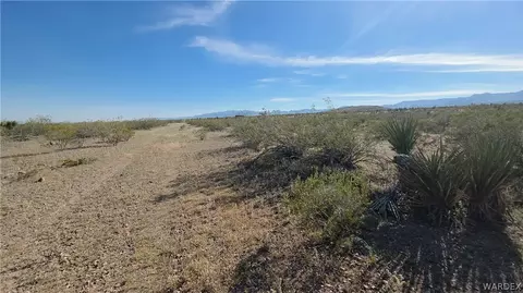 000 N Escuela Rd, Golden Valley, AZ 86413