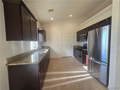 Kitchen - 3331 E Rusty Spur Ave, Kingman, AZ 86409 photo 5 of 7