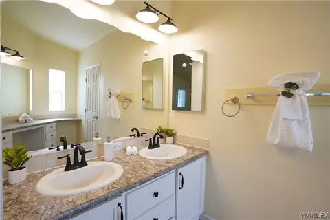 Bath - 1116 E Birch, Kingman, AZ 86409 photo 1 of 3