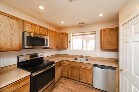 Kitchen - 7710 E Oxbow Dr, Kingman, AZ 86401 photo 3 of 3