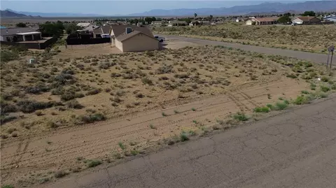 6940 E Trails End Ln, Kingman, AZ 86401 photo 3