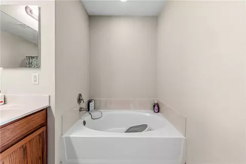 Bath - 3945 E Packard Ave, Kingman, AZ 86409 photo 2 of 3