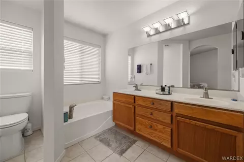 Bath - 3776 E Ames Ave, Kingman, AZ 86409 photo 2 of 4