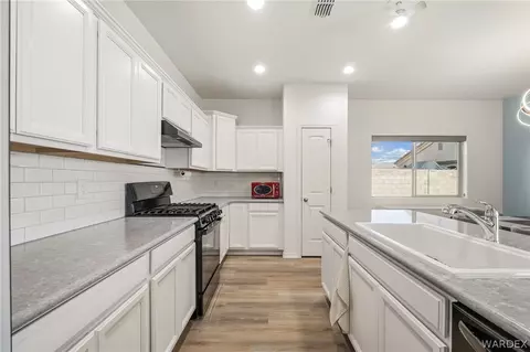 Kitchen - 5622 Eagle View Rd, Kingman, AZ 86409 photo 2 of 5