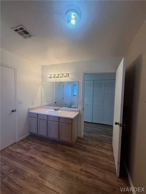 Bath - 3081 E Mcvicar Ave, Kingman, AZ 86409 photo 1 of 4