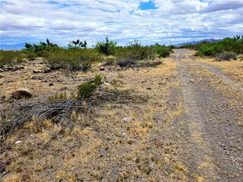 000 N Egar Rd, Golden Valley, AZ 86413