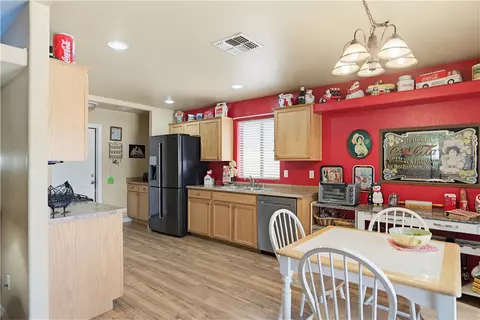 Kitchen - 3920 E Potter Ave, Kingman, AZ 86409 photo 3 of 4