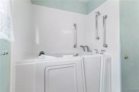 Bath - 2158 Ranch Rd, Kingman, AZ 86401 photo 1 of 3