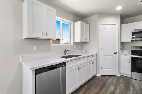 Kitchen - 3734 E Thompson Ave, Kingman, AZ 86409 photo 2 of 6