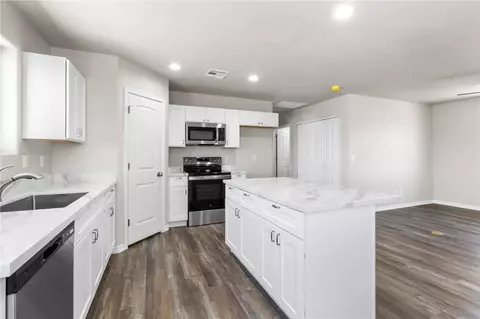 Kitchen - 3734 E Thompson Ave, Kingman, AZ 86409 photo 3 of 6