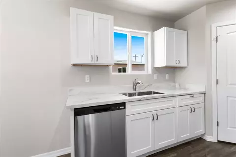 Kitchen - 3734 E Thompson Ave, Kingman, AZ 86409 photo 6 of 6