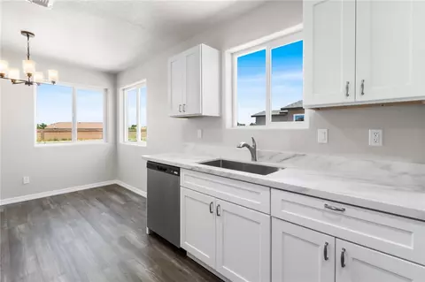 Kitchen - 3734 E Thompson Ave, Kingman, AZ 86409 photo 5 of 6