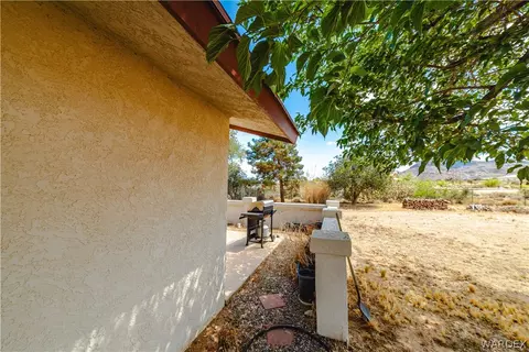 Exterior - 2100 E Valley View Rd, Kingman, AZ 86409 photo 6 of 17