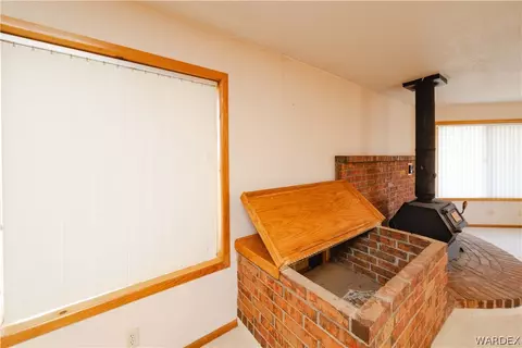 Living - 2100 E Valley View Rd, Kingman, AZ 86409 photo 8 of 11