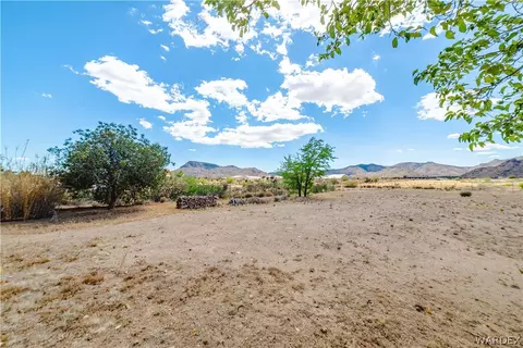 Exterior - 2100 E Valley View Rd, Kingman, AZ 86409 photo 7 of 17