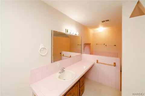 Bath - 2100 E Valley View Rd, Kingman, AZ 86409 photo 1 of 4