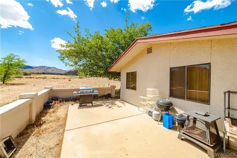 Exterior - 2100 E Valley View Rd, Kingman, AZ 86409 photo 4 of 17