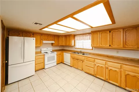 Kitchen - 2100 E Valley View Rd, Kingman, AZ 86409 photo 2 of 3