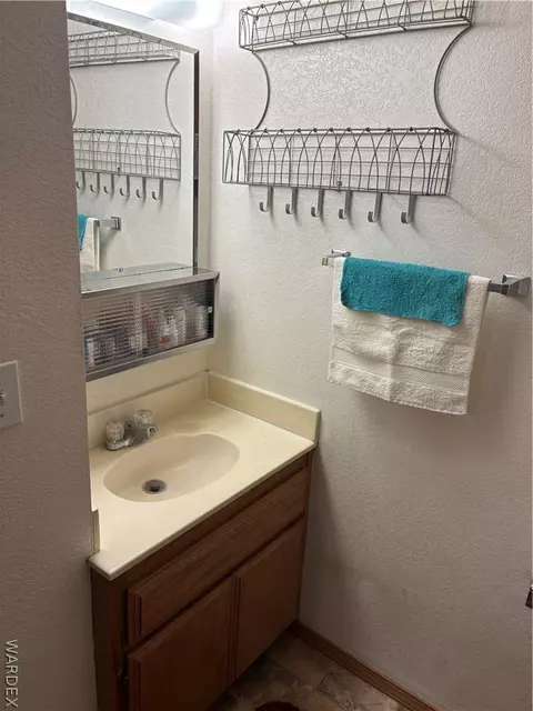 Bath - 1510 E Packard Ave, Kingman, AZ 86409 photo 2 of 3
